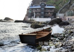 우리땅독도 주민숙소 부근 해변서 북한 어선추정 목선 발견