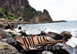 [단독]울릉도 해변서 파손된 북한어선 발견