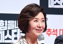 [포토;뷰] 김혜옥 손녀 바보 할머니
