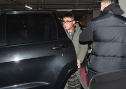 '성폭행 의혹 부인하던' 김건모, 경찰 출석 모습보니