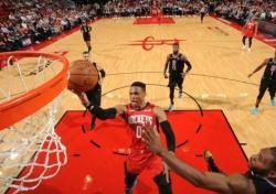 [NBA] ‘높이를 포기한 농구’ 휴스턴, 흔들리는 스몰라인업