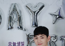 김동빈, 'VLIVE'통해 20살 생일파티 진행…팬들과 소통 빛났다!