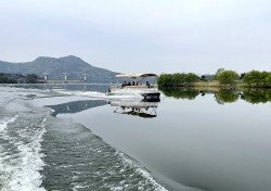 수려한 자연환경 품은 낙동강을 물위에서 즐기자…상주시 낙동강 수상투어버스 본격 운행