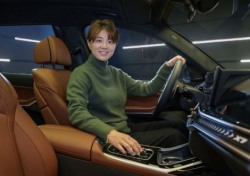 BMW코리아, 최나연에게 홀인원 부상 뉴 X7 전달