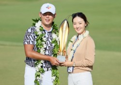 결혼후 첫 경기서 우승한 '대박 커플' 김시우-오지현 부부