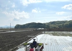 예천서 올해 첫 모내기 시작…해담쌀 모내기로 풍년농사기원