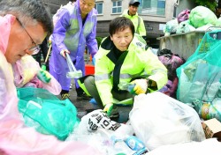 조현일 경산시장, 취임 2주년 가로청소 체험…환경관리원 격려