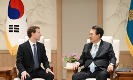 Yoon, Zuckerberg discuss AI, digital ecosystem in Seoul
