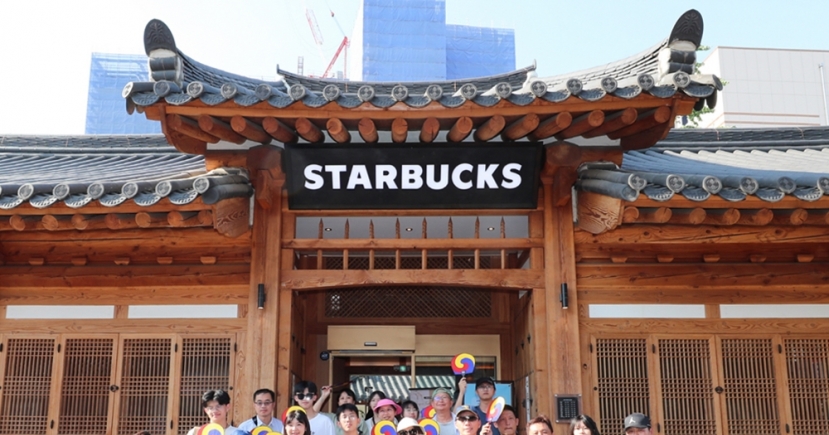 Starbucks stores lure tourists with Korea’s cultural charms