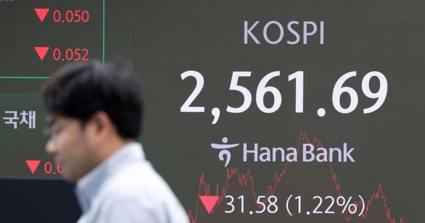 Kospi slump hits retail investors hard in Q3, but foreign investors gain