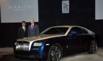 Rolls-Royce rolls out Wraith coupe to lure younger super-rich