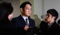Prosecutors seek 12-year prison term for Samsung heir