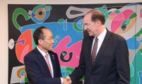 Finance minister calls on World Bank to expand ties with Korea