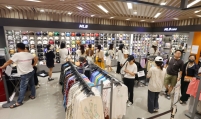 Chinese group tourists lift hopes for Korean fashion, pharma firms