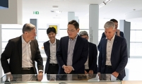 Samsung chief bolsters ties with Germany’s Zeiss