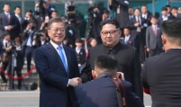 Three chaebol chiefs join Moon’s Pyongyang trip