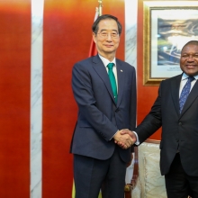 PM discusses resource cooperation with Mozambique president