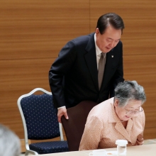 Yoon meets with Korean atomic bomb victims in Hiroshima