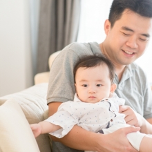 Korean fathers lose out on OECD's longest paternity leave