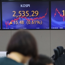 Seoul shares sink over 1% on tech, battery losses