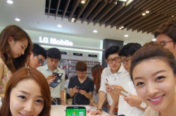 [Newsmaker] LG’s G2 phone garners rave reviews overseas