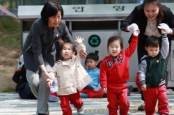 Koreans spend 200,000 won monthly on childcare, despite state allowance: study