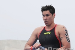 Bruised nose and all, S. Korean swimmer finishes open water race
