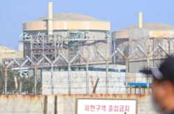 Prosecution questions ex-industry minister over reactor shutdown controversy