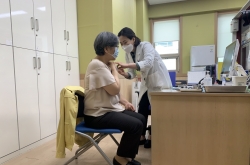 [From the scene] Jeong Eun-kyeong gets AstraZeneca COVID-19 vaccine
