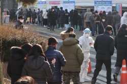 [Newsmaker] S. Korea’s daily COVID-19 cases top 100,000 for first time