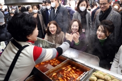 Ahead of Seollal, first lady steps up community service