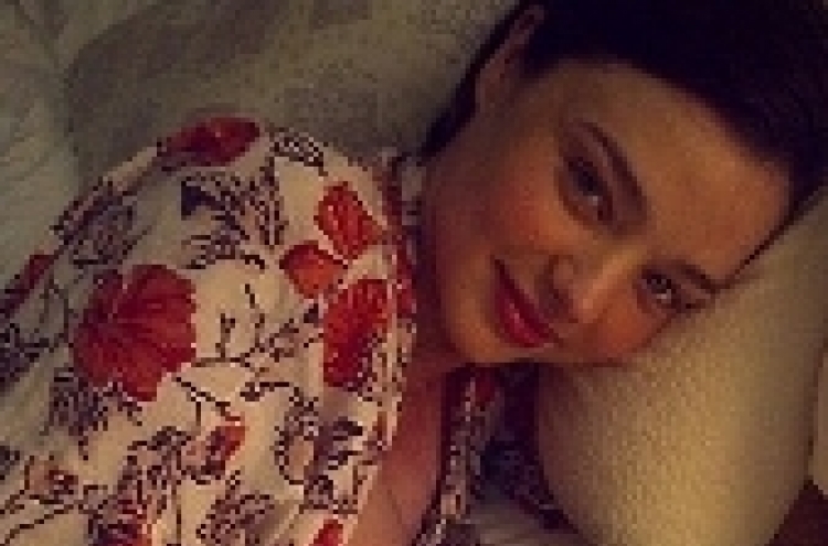 Miranda Kerr posts breastfeeding photo