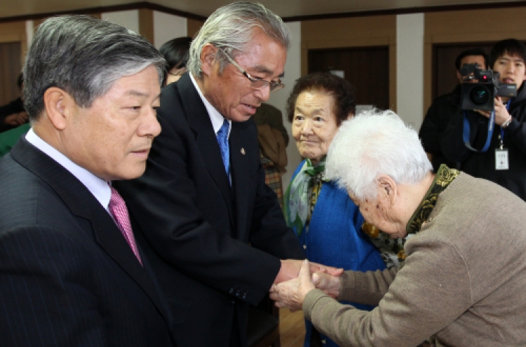 Ex-ministers visit comfort women shelter