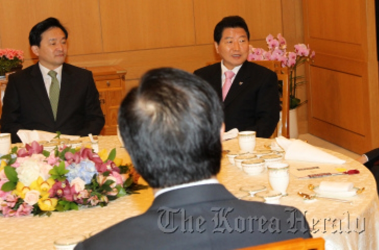 Lee calls for customized aid to Japan