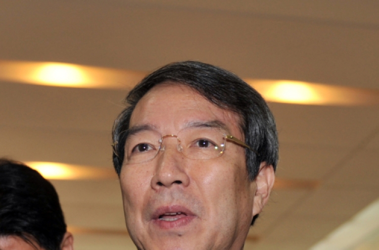 Chung confronts top officials over policy