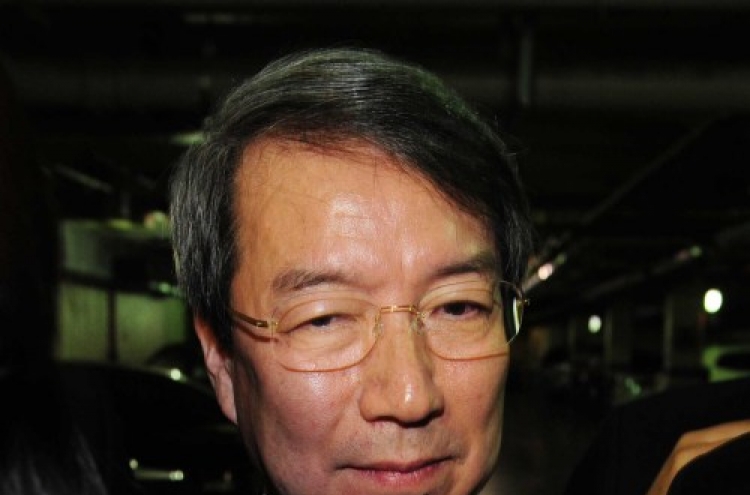 Chung to remain on political stage