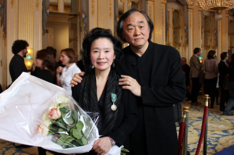 Actress Yoon receives French cultural order