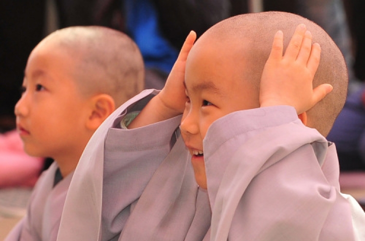 Boy monks join Buddhist priesthood