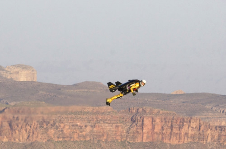 'JetMan' makes Grand Canyon flight