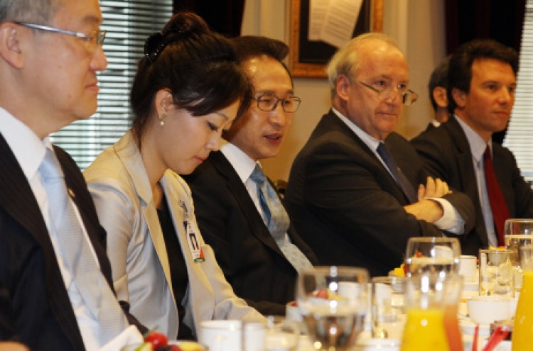 Lee discusses Korea’s future with French scholars