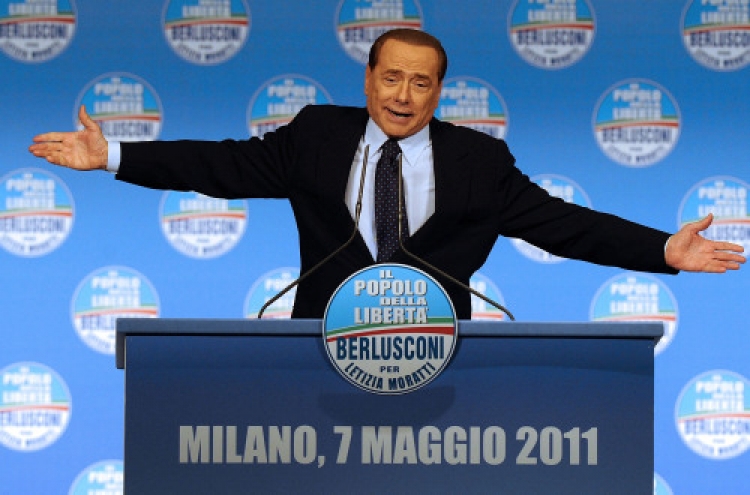 Berlusconi calls his opponent “smelly”