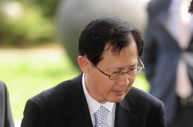 Kumho Petrochem chief grilled in slush fund case