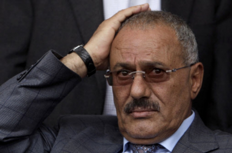 Hurt Yemeni leader flies to Saudi Arabia for care