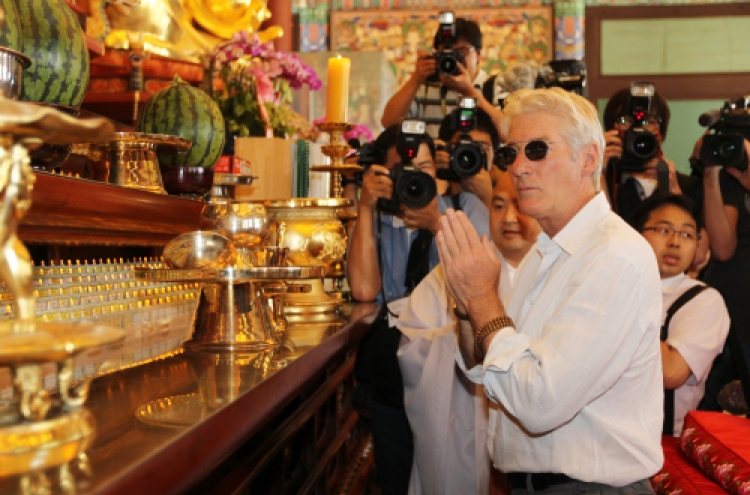 Richard Gere visits temple in Seoul