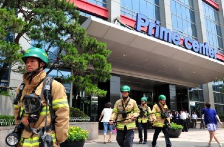 Shaking shopping mall evacuated