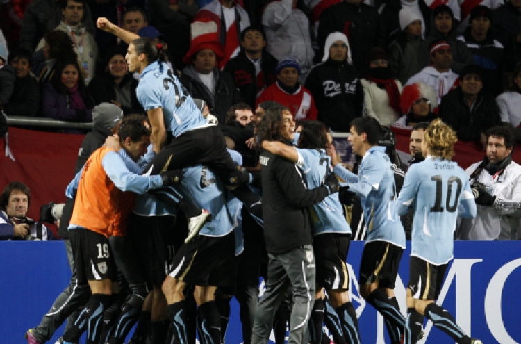 Uruguay clips Peru to reach final