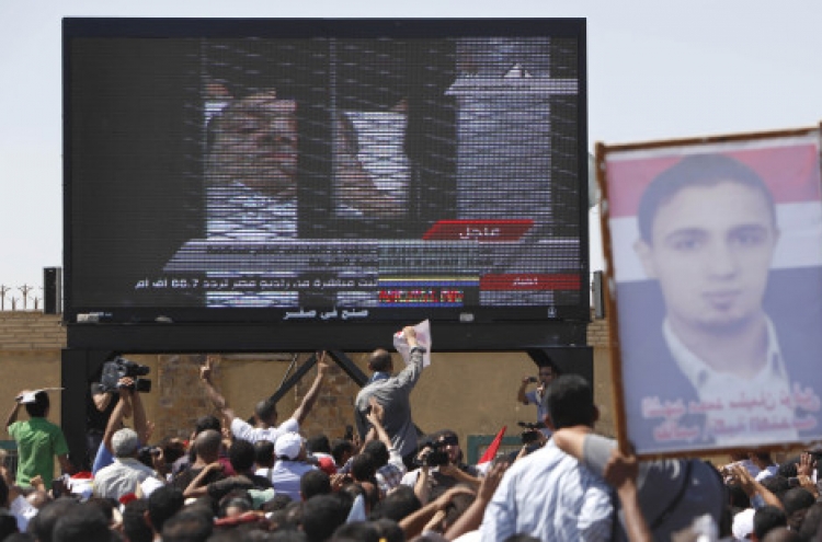 ‘Caged’ Hosni Mubarak denies all charges