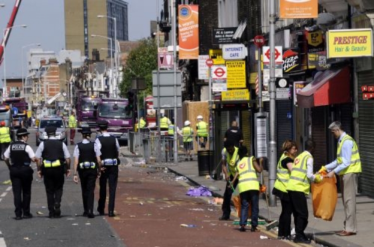 British police out in force as  violence subsides