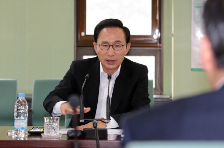 Lee stresses importance of foreign press briefings