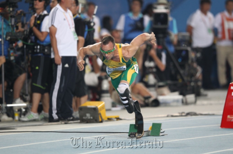 Angry Pistorius cuts short radio interview